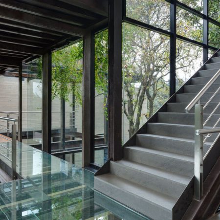 Casa no bosque na Cidade do México por Grupoarquitectura 010 Corredor + Piso de Vidro + Escada + Aço