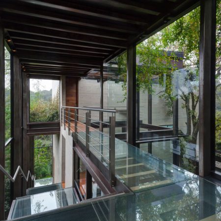 Casa no bosque na Cidade do México por Grupoarquitectura 011 Corredor + Piso de Vidro + Escada + Aço