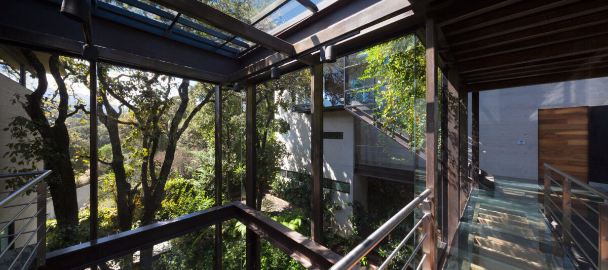 Casa no bosque na Cidade do México por Grupoarquitectura 012 Corredor + Piso de Vidro + Escada + Aço