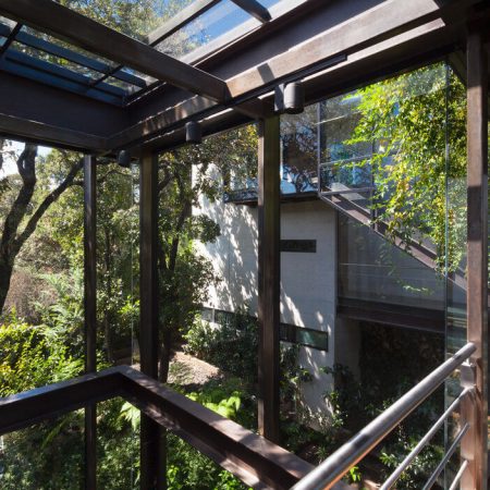 Casa no bosque na Cidade do México por Grupoarquitectura 012 Corredor + Piso de Vidro + Escada + Aço