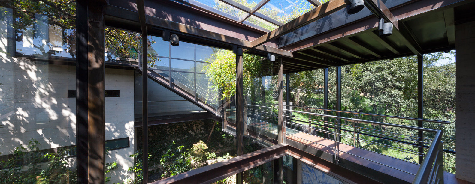 Casa no bosque na Cidade do México por Grupoarquitectura 013 Corredor + Piso de Vidro + Escada + Aço