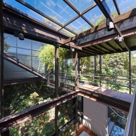 Casa no bosque na Cidade do México por Grupoarquitectura 014 Corredor + Piso de Vidro + Escada + Aço