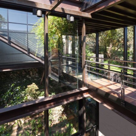 Casa no bosque na Cidade do México por Grupoarquitectura 015 Corredor + Piso de Vidro + Escada + Aço