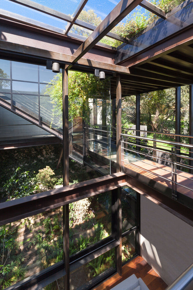 Casa no bosque na Cidade do México por Grupoarquitectura 015 Corredor + Piso de Vidro + Escada + Aço