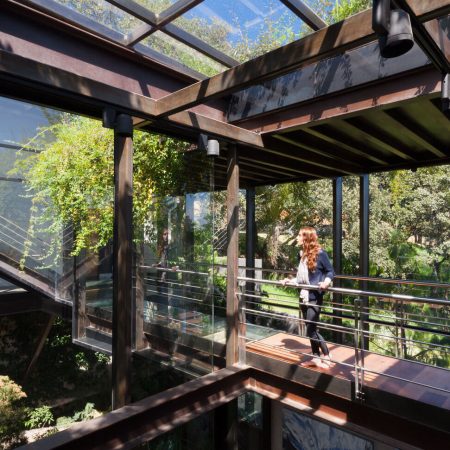 Casa no bosque na Cidade do México por Grupoarquitectura 016 Corredor + Piso de Vidro + Escada + Aço