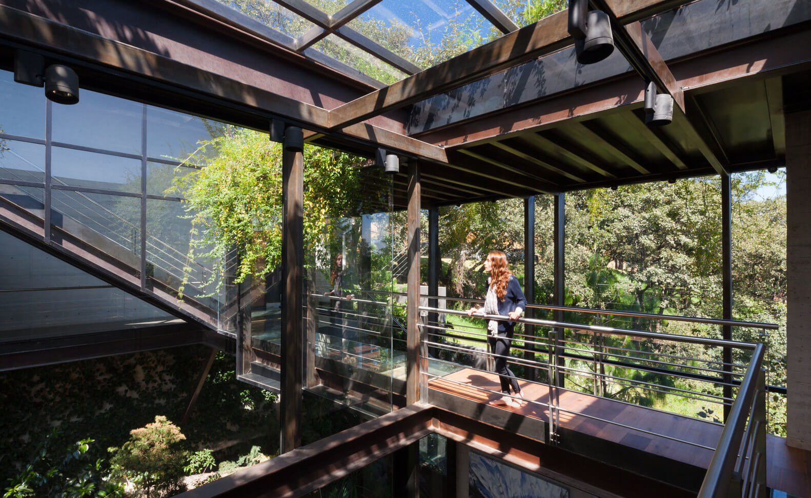 Casa no bosque na Cidade do México por Grupoarquitectura 016 Corredor + Piso de Vidro + Escada + Aço