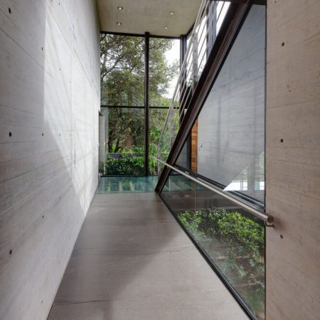 Casa no bosque na Cidade do México por Grupoarquitectura 017 Corredor + Piso de Vidro + Escada + Aço