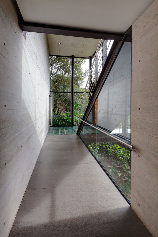Casa no bosque na Cidade do México por Grupoarquitectura 017 Corredor + Piso de Vidro + Escada + Aço