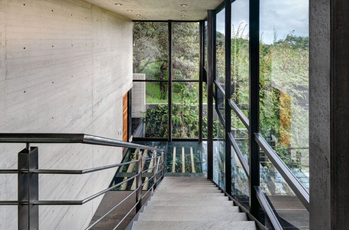 Casa no bosque na Cidade do México por Grupoarquitectura 018 Corredor + Piso de Vidro + Escada + Aço