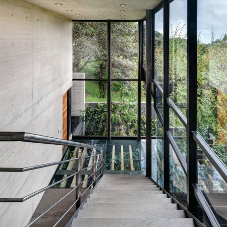 Casa no bosque na Cidade do México por Grupoarquitectura 018 Corredor + Piso de Vidro + Escada + Aço