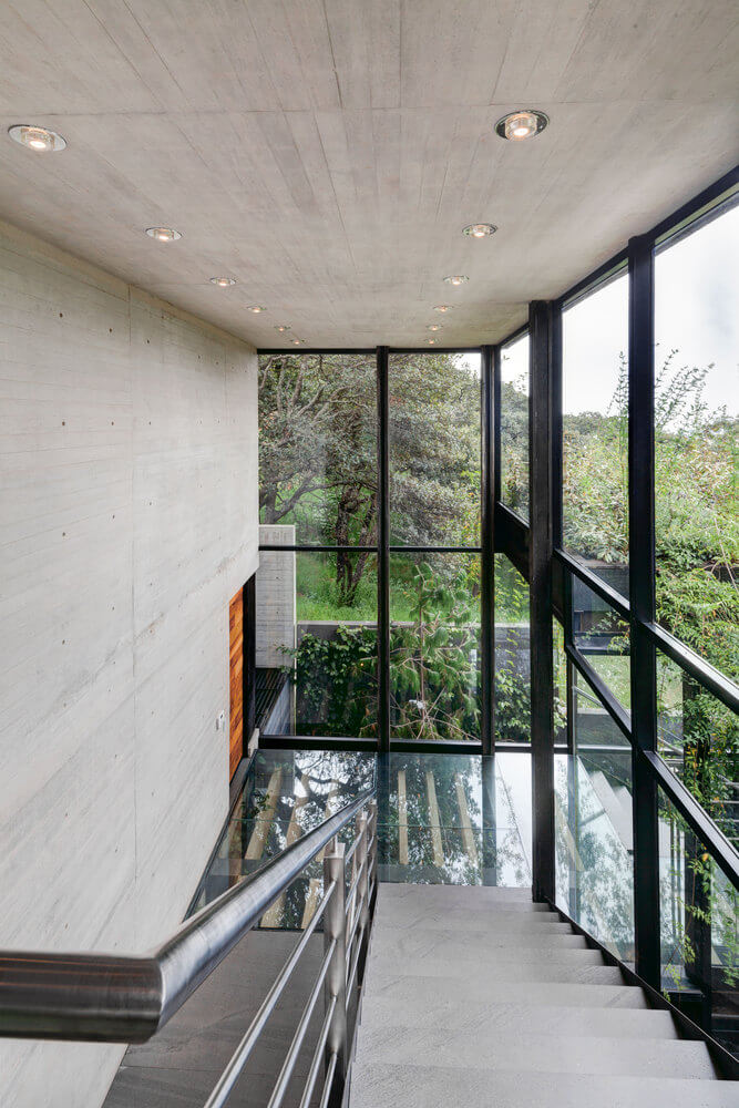 Casa no bosque na Cidade do México por Grupoarquitectura 019 Corredor + Piso de Vidro + Escada + Aço
