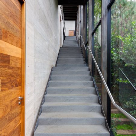 Casa no bosque na Cidade do México por Grupoarquitectura 020 Corredor + Piso de Vidro + Escada + Aço