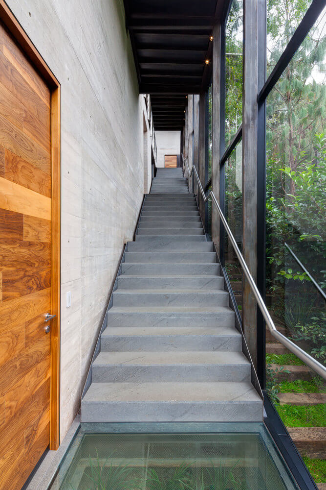 Casa no bosque na Cidade do México por Grupoarquitectura 020 Corredor + Piso de Vidro + Escada + Aço