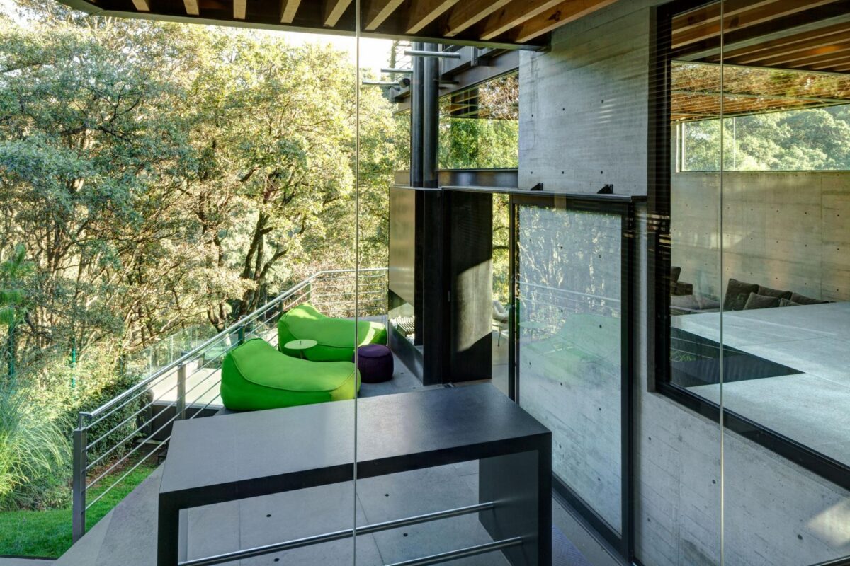 Casa no bosque na Cidade do México por Grupoarquitectura 025 Estar + Sofá Verde + Poltrona + Lounge