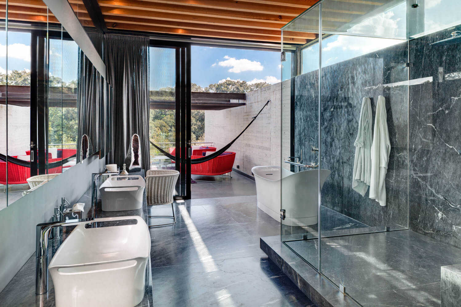 Casa no bosque na Cidade do México por Grupoarquitectura 030 Banheiro + Banheira + Vidros