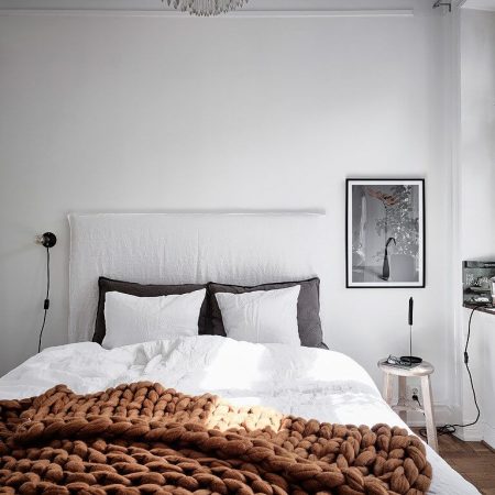 Fotos para Decoração do Quarto - Arrumar a cama ou não? Quarto com piso de madeira, roupa de cama cinza, branco e marrom, quarto com decoração escandinava