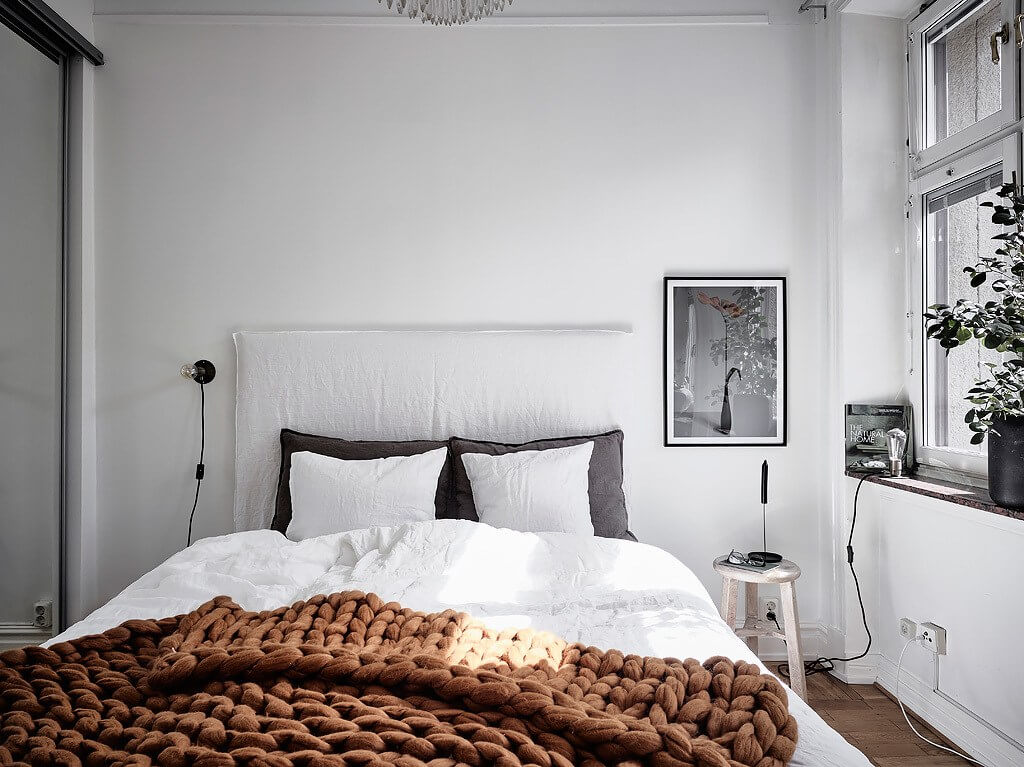 Fotos para Decoração do Quarto - Arrumar a cama ou não? Quarto com piso de madeira, roupa de cama cinza, branco e marrom, quarto com decoração escandinava