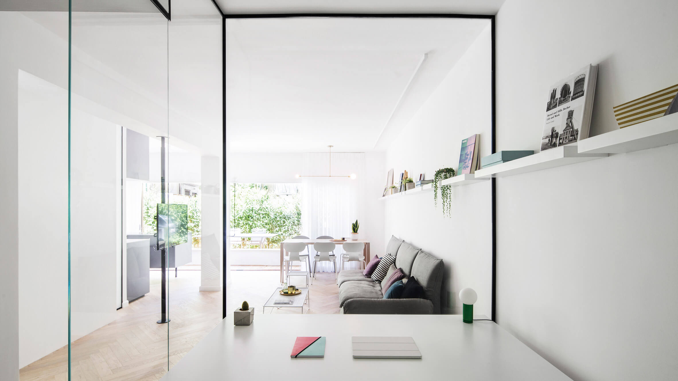 Apartamento de 70m com ambientes integrados em Tel Aviv por Maayan Zusman - Sala