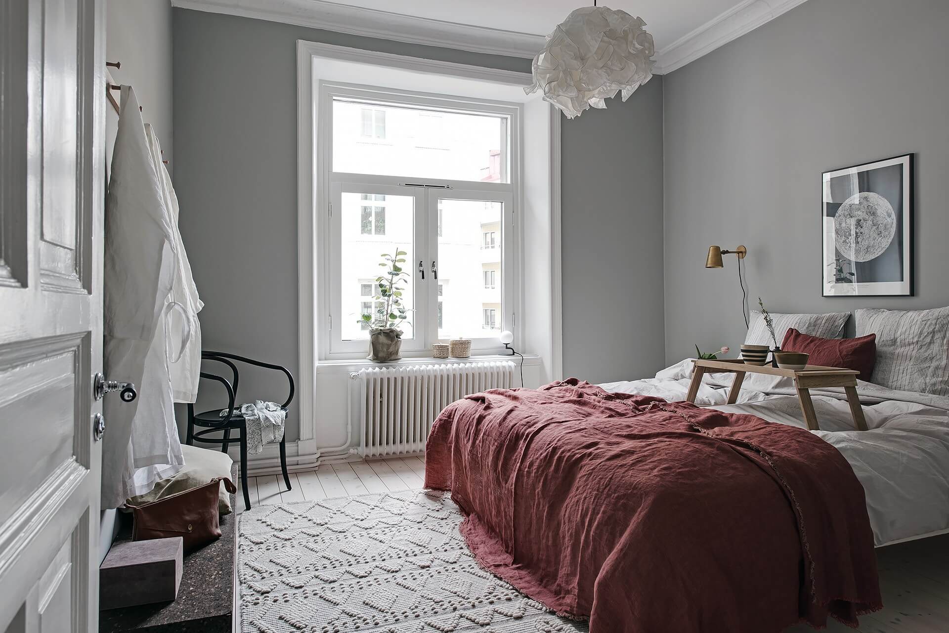 Fotos para Decoração do Quarto - Arrumar a cama ou não? Quarto com piso de madeira roupa de cama cinza, branco e vermelho, quarto com decoração escandinava
