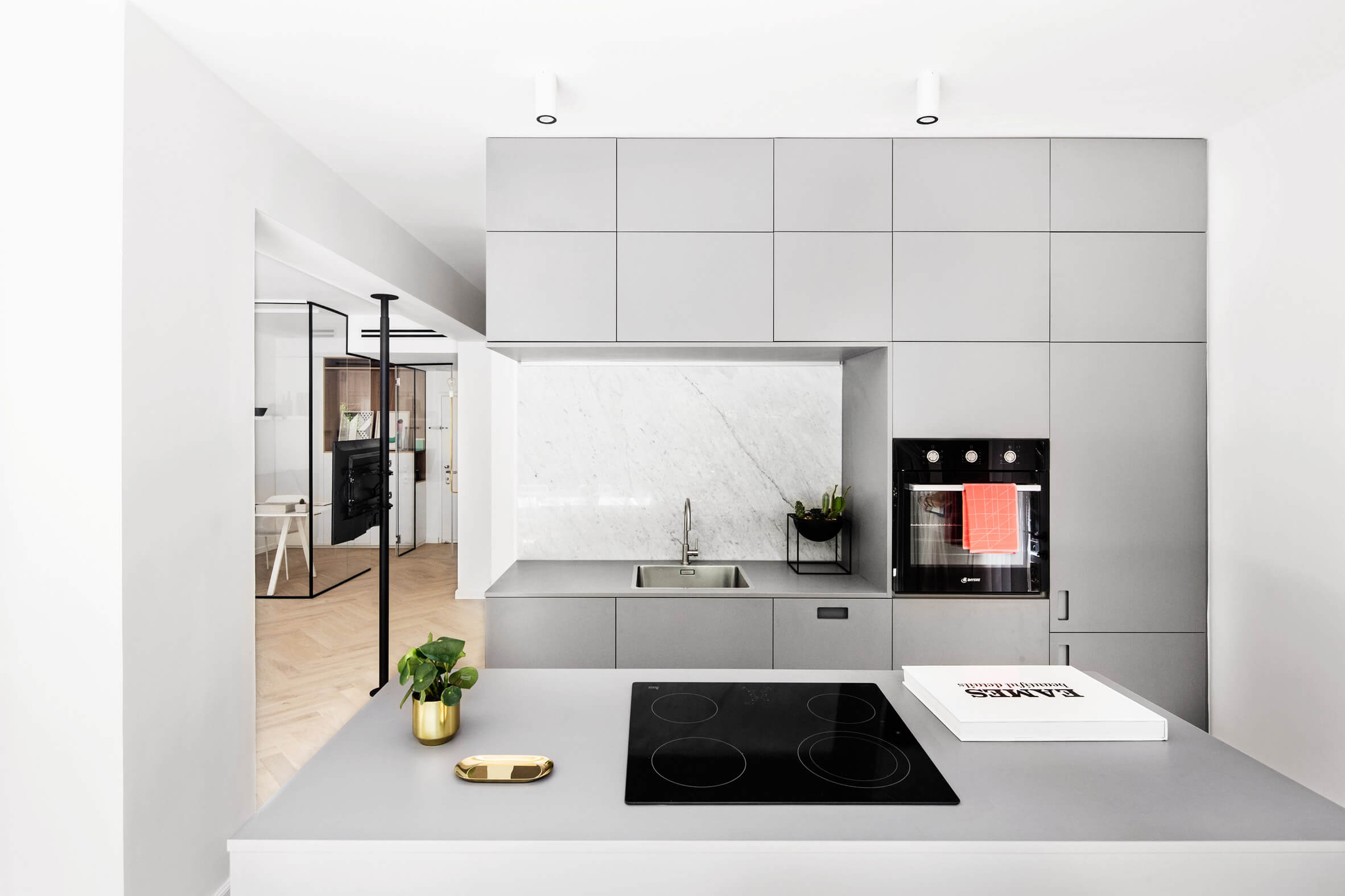 Apartamento de 70m com ambientes integrados em Tel Aviv por Maayan Zusman - Cozinha