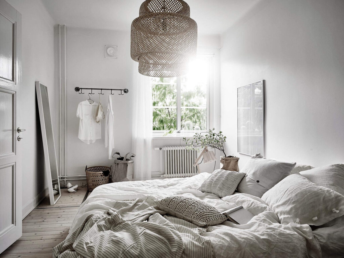 Fotos para Decoração do Quarto - Arrumar a cama ou não? Quarto com piso de madeira roupa de cama cinza e branco, quarto com decoração escandinava