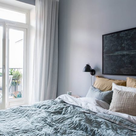 Fotos para Decoração do Quarto - Arrumar a cama ou não? Quarto com parede cinza claro, roupa de cama cinza, branco e tons de azul e amarelo, quarto com decoração escandinava