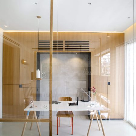 Apartamento de 1950 ganha reforma e ambientes integrados - Home office vidro