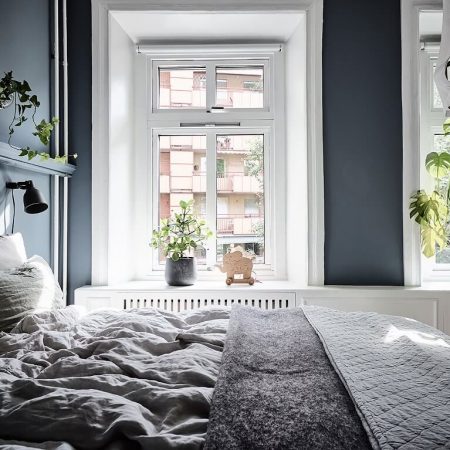 Fotos para Decoração do Quarto - Arrumar a cama ou não? Quarto com parede escura roupa de cama cinza e branco, quarto com decoração escandinava