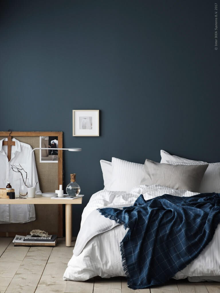 Fotos para Decoração do Quarto - Arrumar a cama ou não? Quarto com parede escura roupa de cama cinza e branco, quarto com decoração escandinava