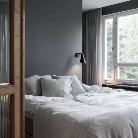 Fotos para Decoração do Quarto - Arrumar a cama ou não? Quarto com parede cinza roupa de cama cinza e branco, quarto com decoração escandinava