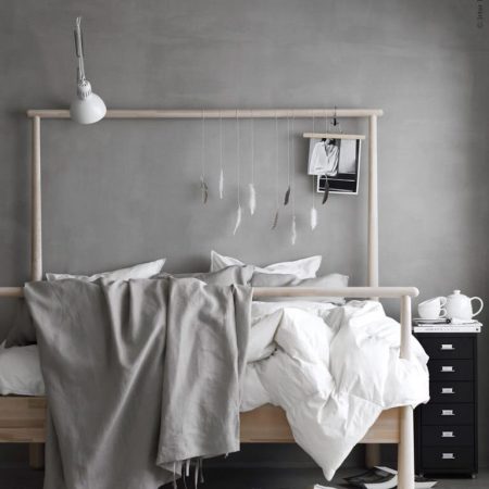 Fotos para Decoração do Quarto - Arrumar a cama ou não? Quarto com piso de madeira roupa de cama cinza e branco, quarto com decoração escandinava