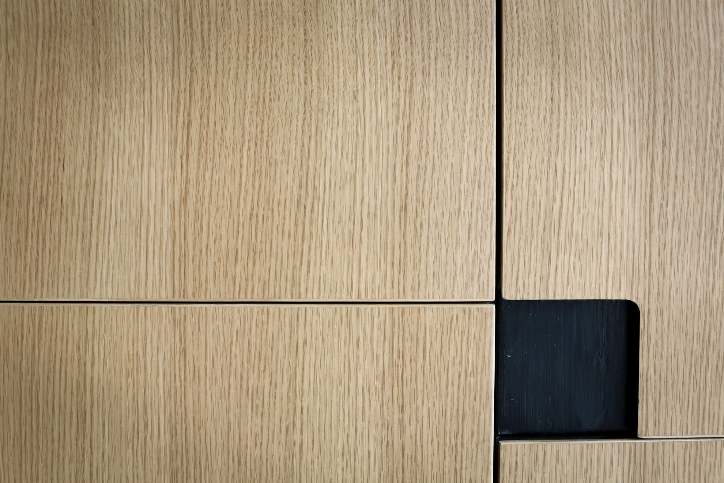 Apartamento de 1950 ganha reforma e ambientes integrados - Detalhe painel de madeira