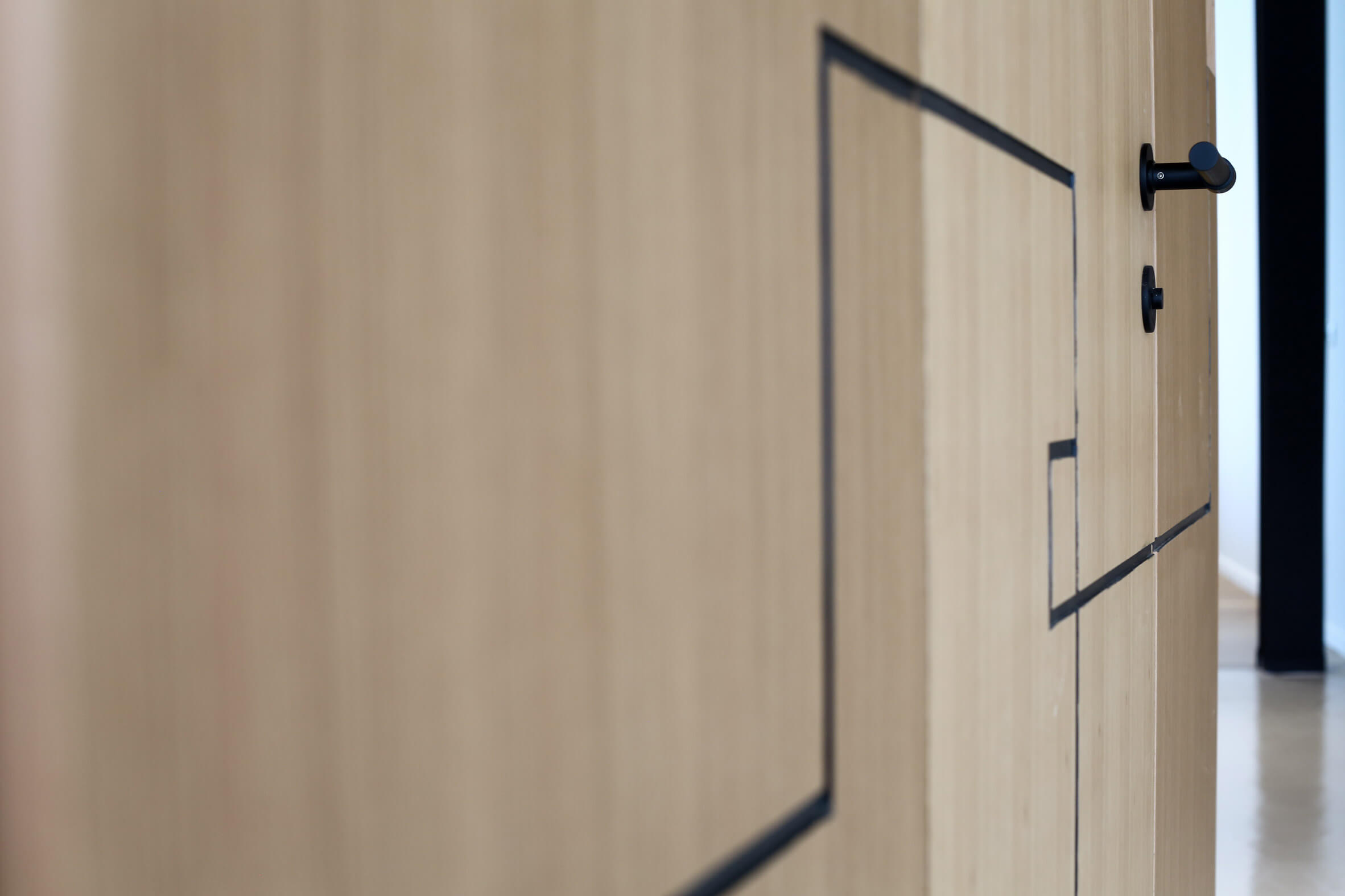 Apartamento de 1950 ganha reforma e ambientes integrados - Porta painel de madeira