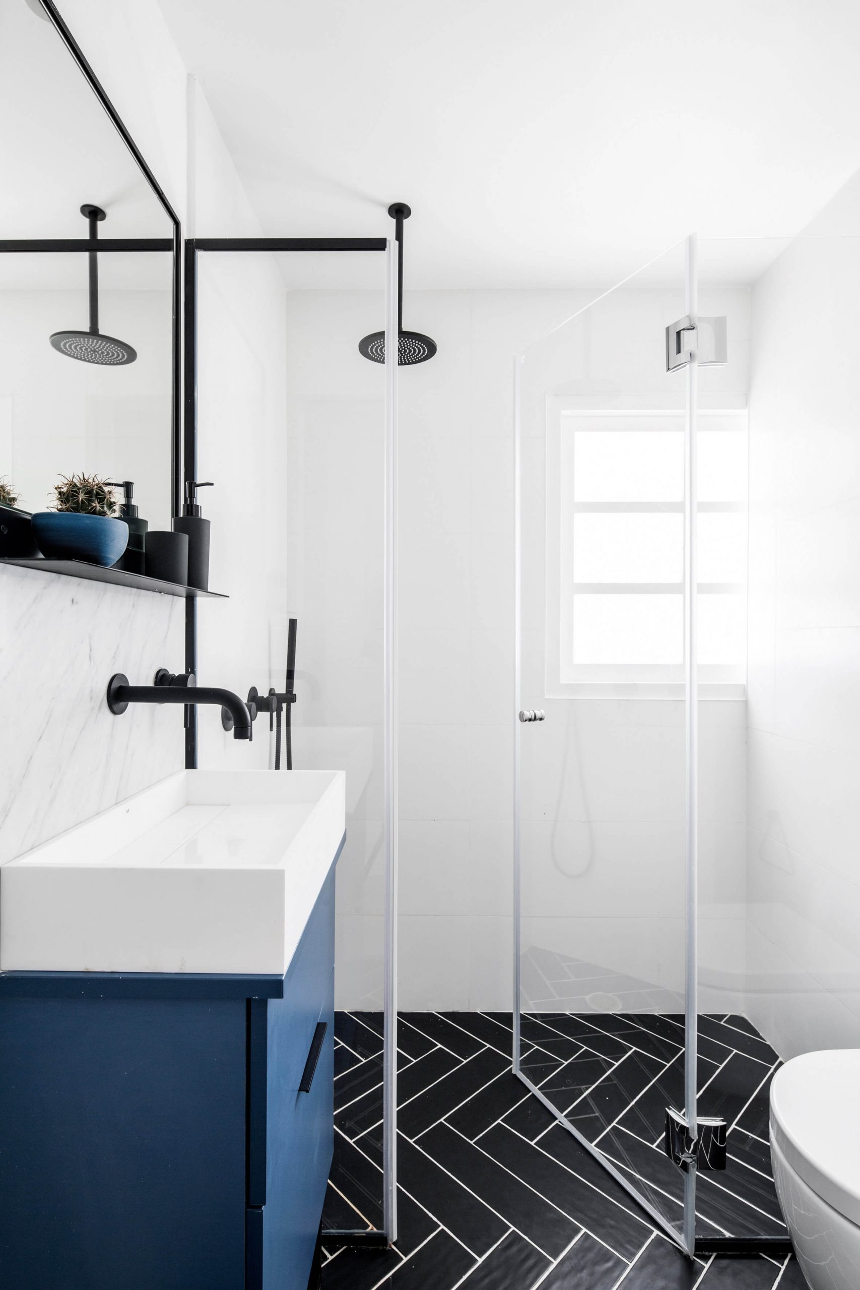 Apartamento de 70m com ambientes integrados em Tel Aviv por Maayan Zusman - Banheiro Azul
