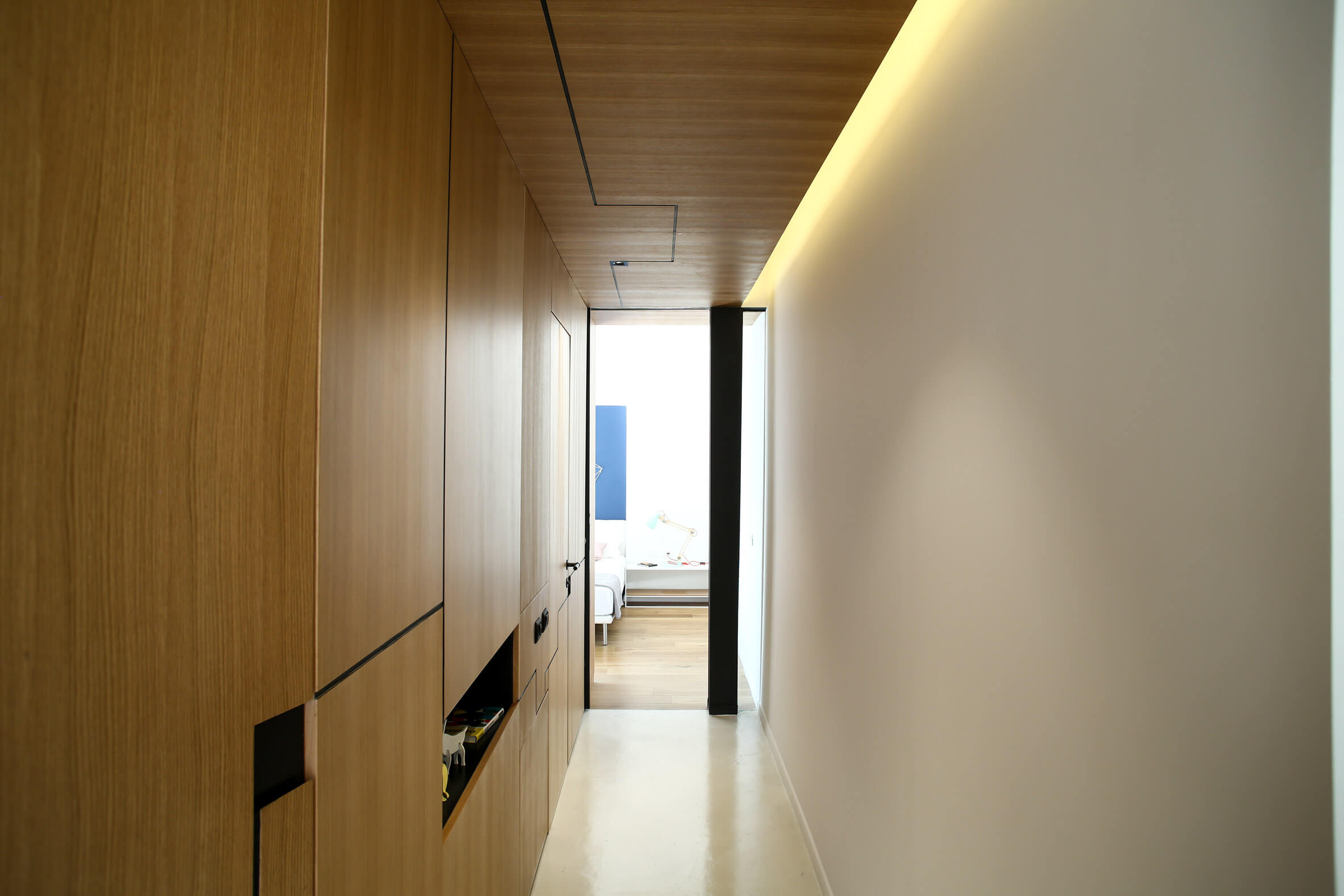 Apartamento de 1950 ganha reforma e ambientes integrados - Corredor painel de madeira