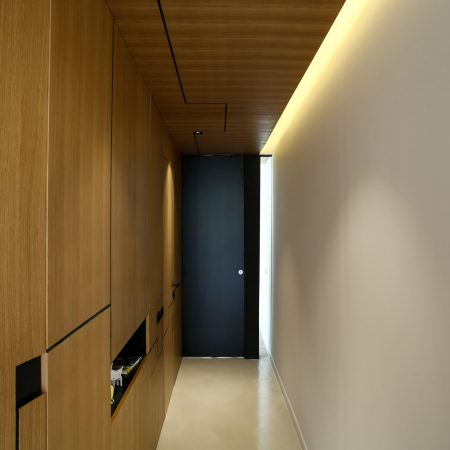 Apartamento de 1950 ganha reforma e ambientes integrados - Corredor painel de madeira