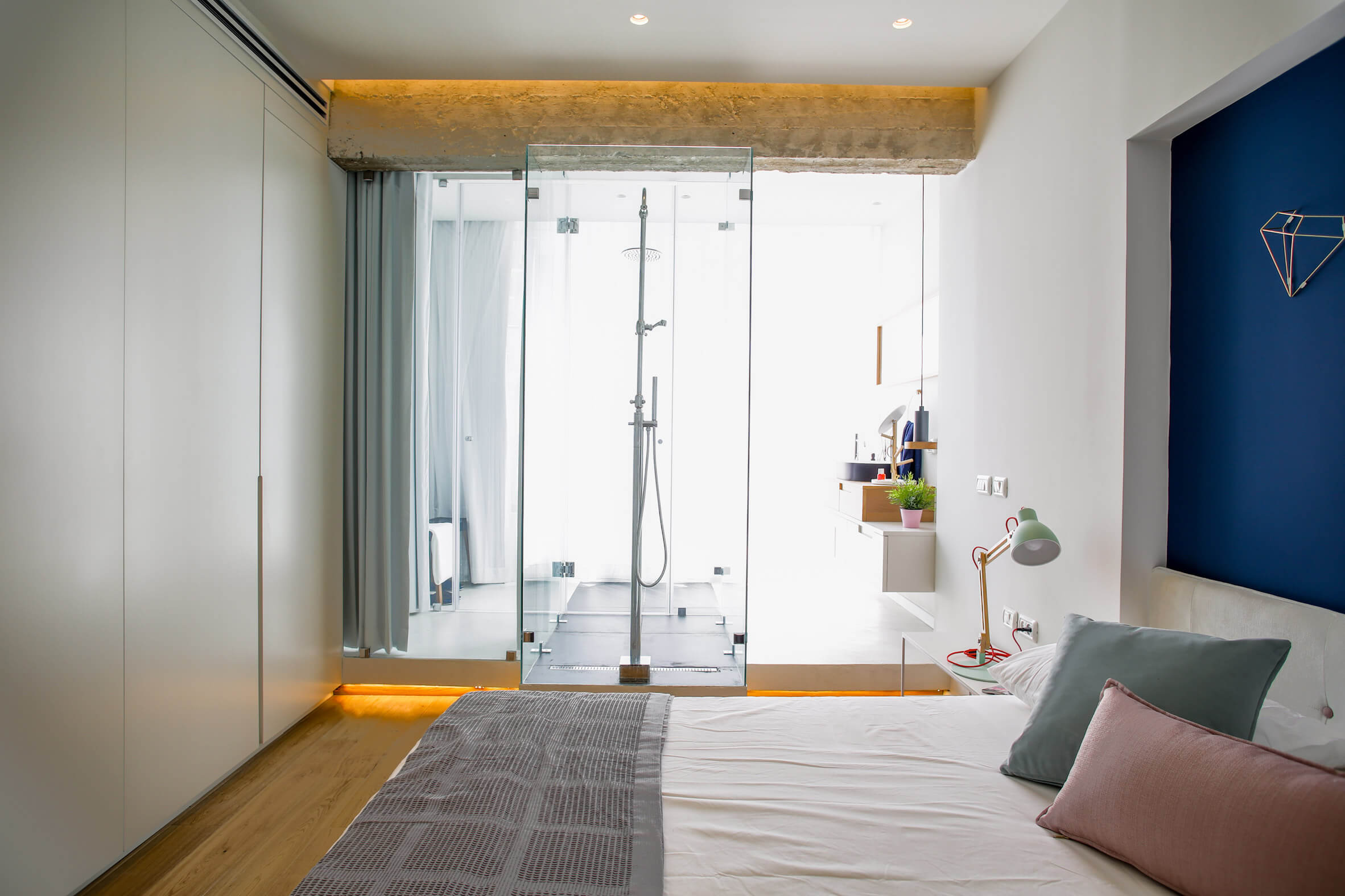 Apartamento de 1950 ganha reforma e ambientes integrados - Suite Banheiro Aberto
