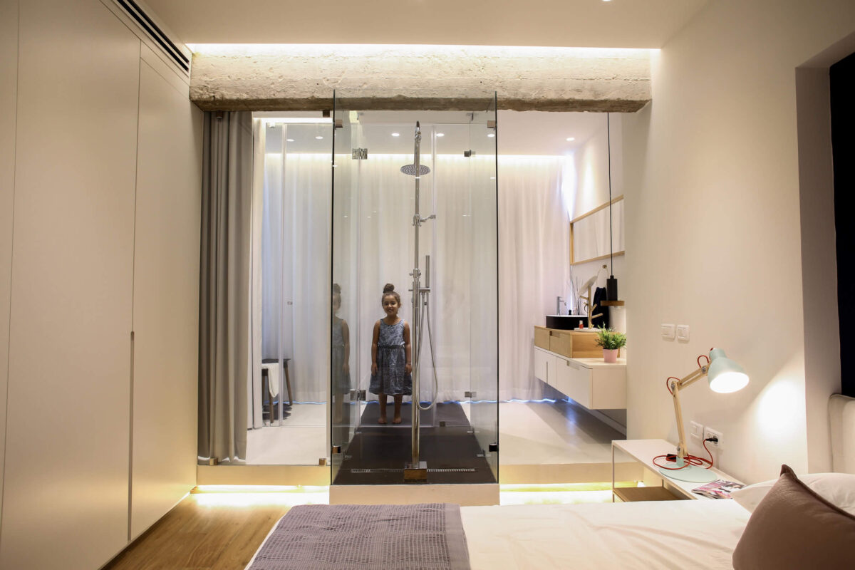 Apartamento de 1950 ganha reforma e ambientes integrados - Suite banheiro aberto