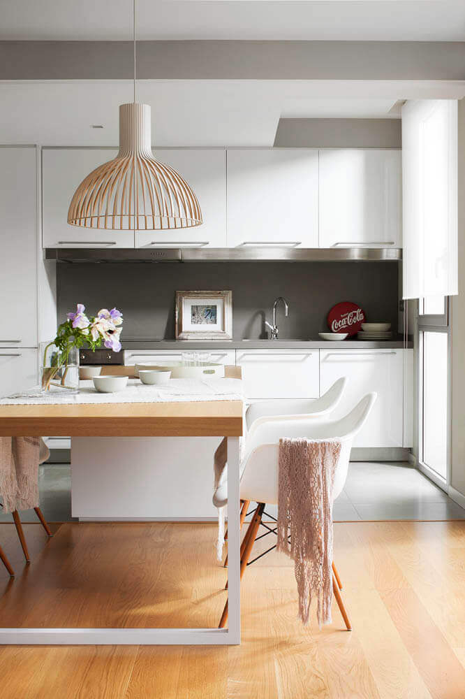 34 Ideias de decoração para Ambientes Integrados sala integrada com cozinha piso de madeira cadeira charles eames com braço branca