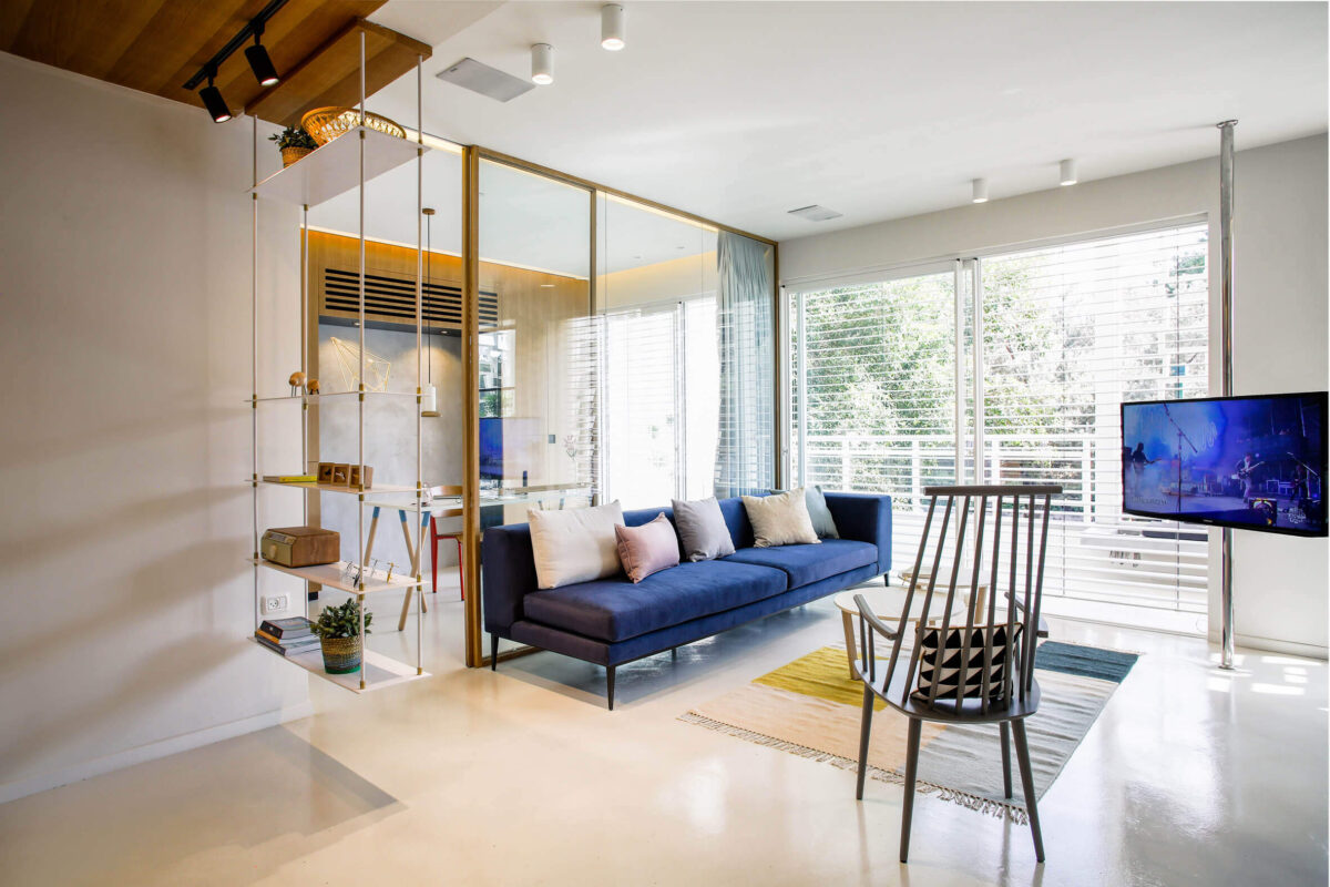 34 Ideias de decoração para Ambientes Integrados sala de estar e home office divisória de vidro sofá azul fonte decostore