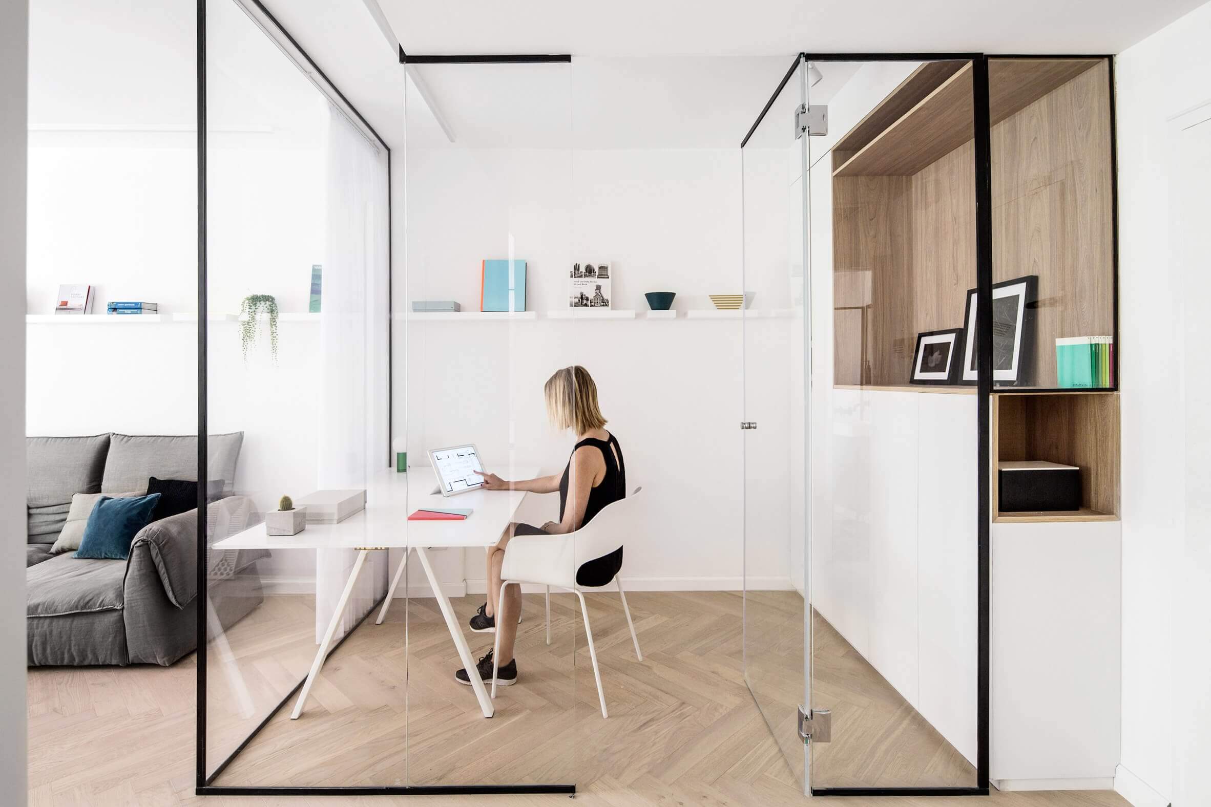 34 Ideias de decoração para Ambientes Integrados sala de estar e home office divisórias de vidro fonte decostore