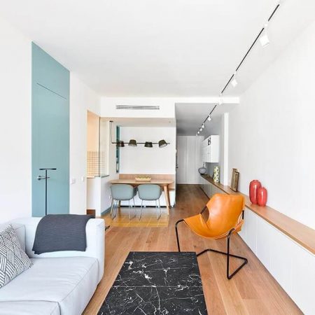34 Ideias de decoração para Ambientes Integrados sala de estar e jantar sofá cinza tapete poltrona de couro
