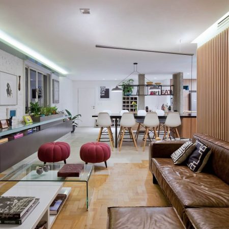 34 Ideias de decoração para Ambientes Integrados sala de estar jantar e cozinha sofá de couro mesa de centro de vidro puff rosa fonte decostore