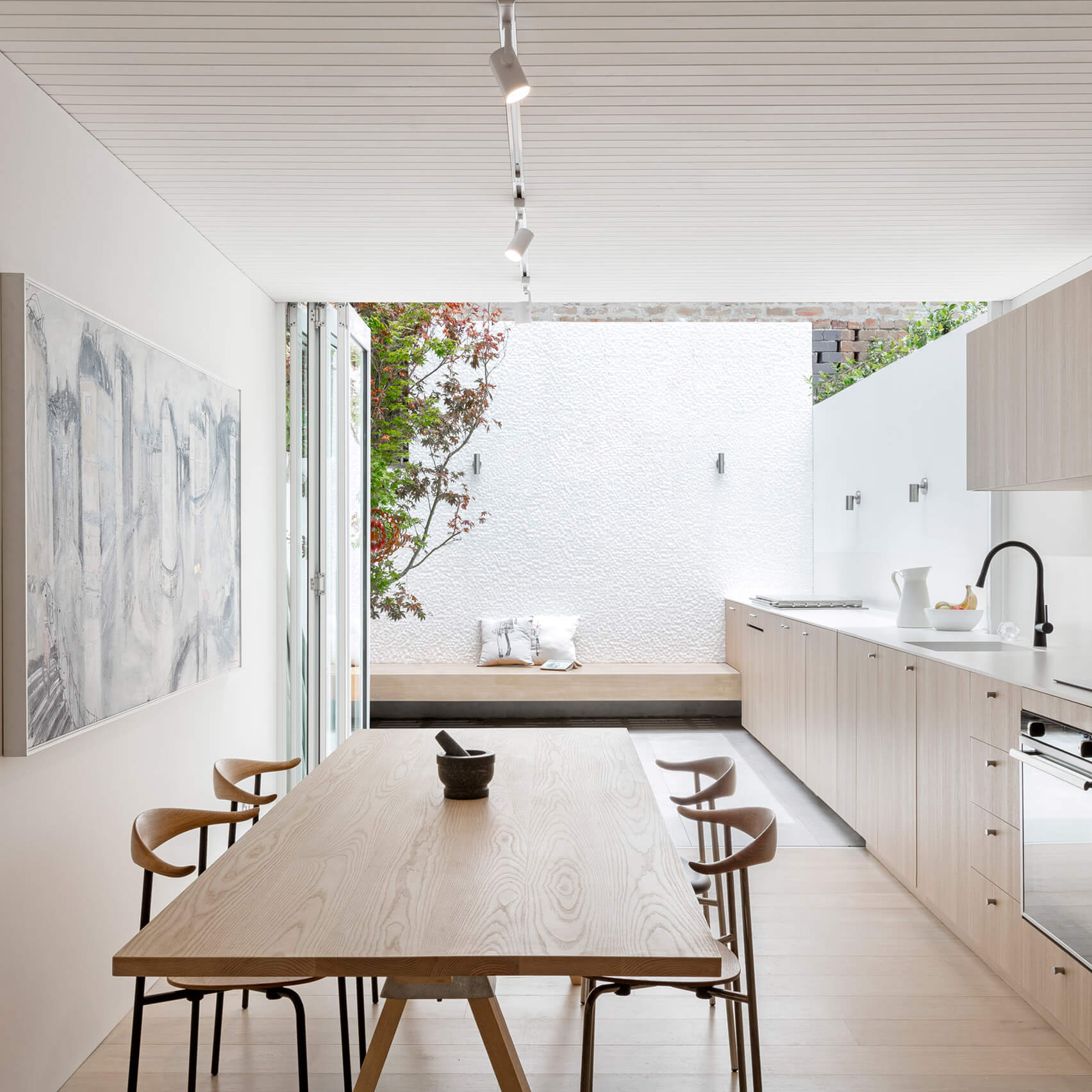 34 Ideias de decoração para Ambientes Integrados cozinha sala de jantar e varanda portas de vidro fonte dezeen