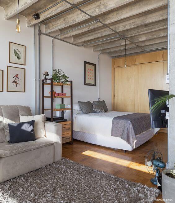 34 Ideias de decoração para Ambientes Integrados quarto e sala sofá e tapete cinza estante