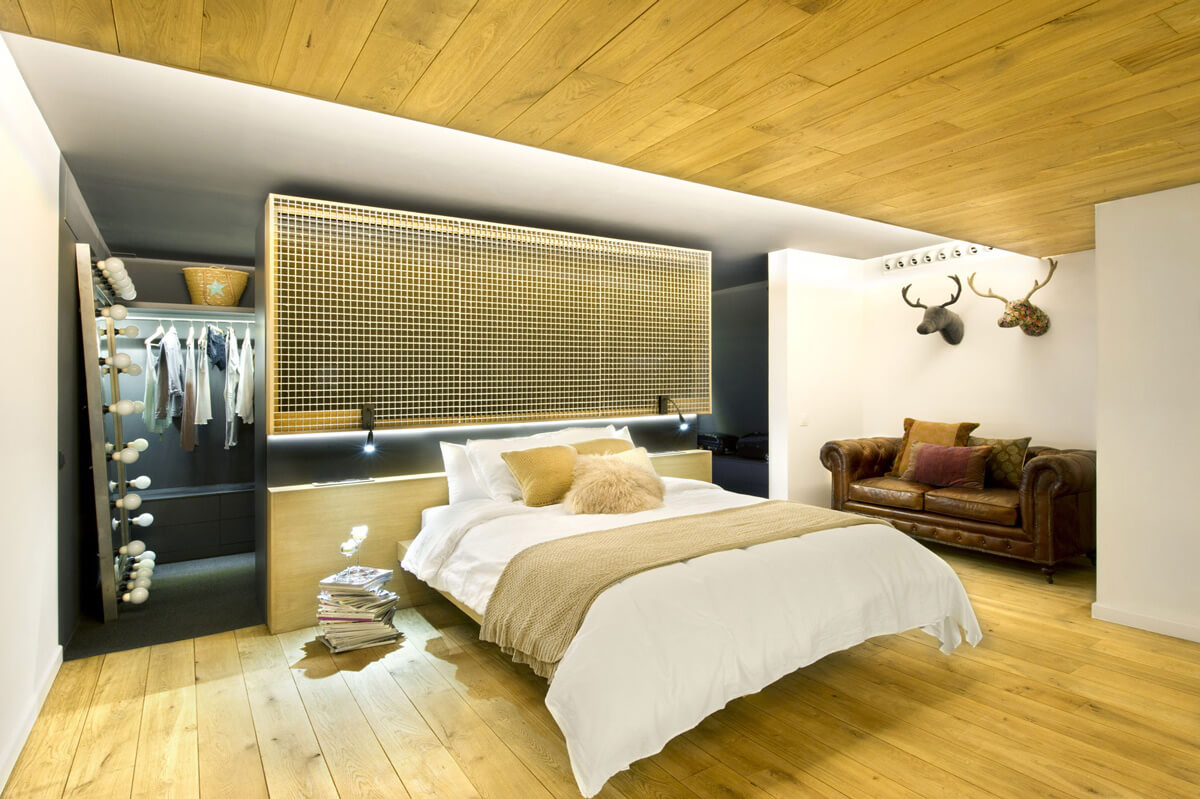34 Ideias de decoração para Ambientes Integrados quarto e closet sofá de couro marron forro e piso de madeira divisória fonte decostore