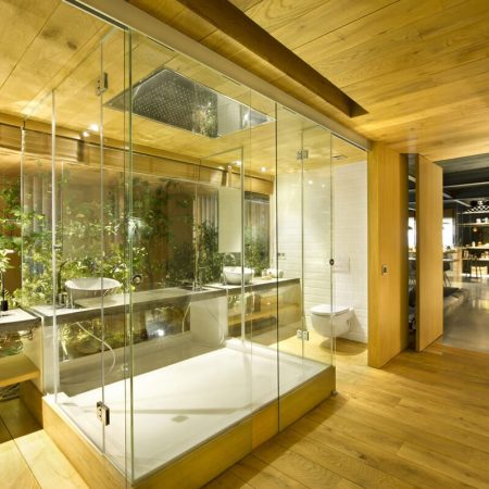 34 Ideias de decoração para Ambientes Integrados quarto com banheiro divisória de vidro piso de madeira fonte decostore