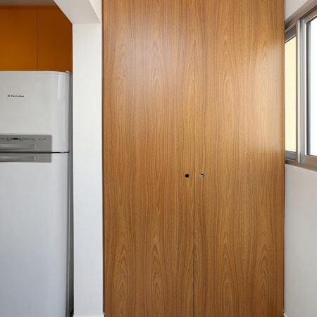 34 Ideias de decoração para Ambientes Integrados esconder lavanderia portas de madeira fonte ToqueDeCor