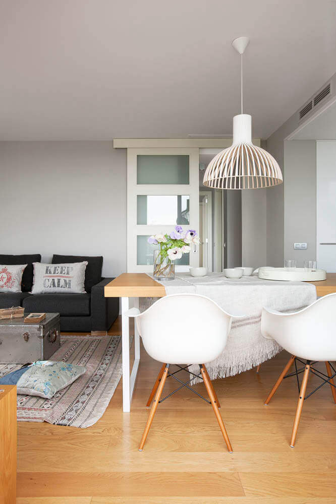 34 Ideias de decoração para Ambientes Integrados sala de estar e jantar piso de madeira cadeira charles eames branca