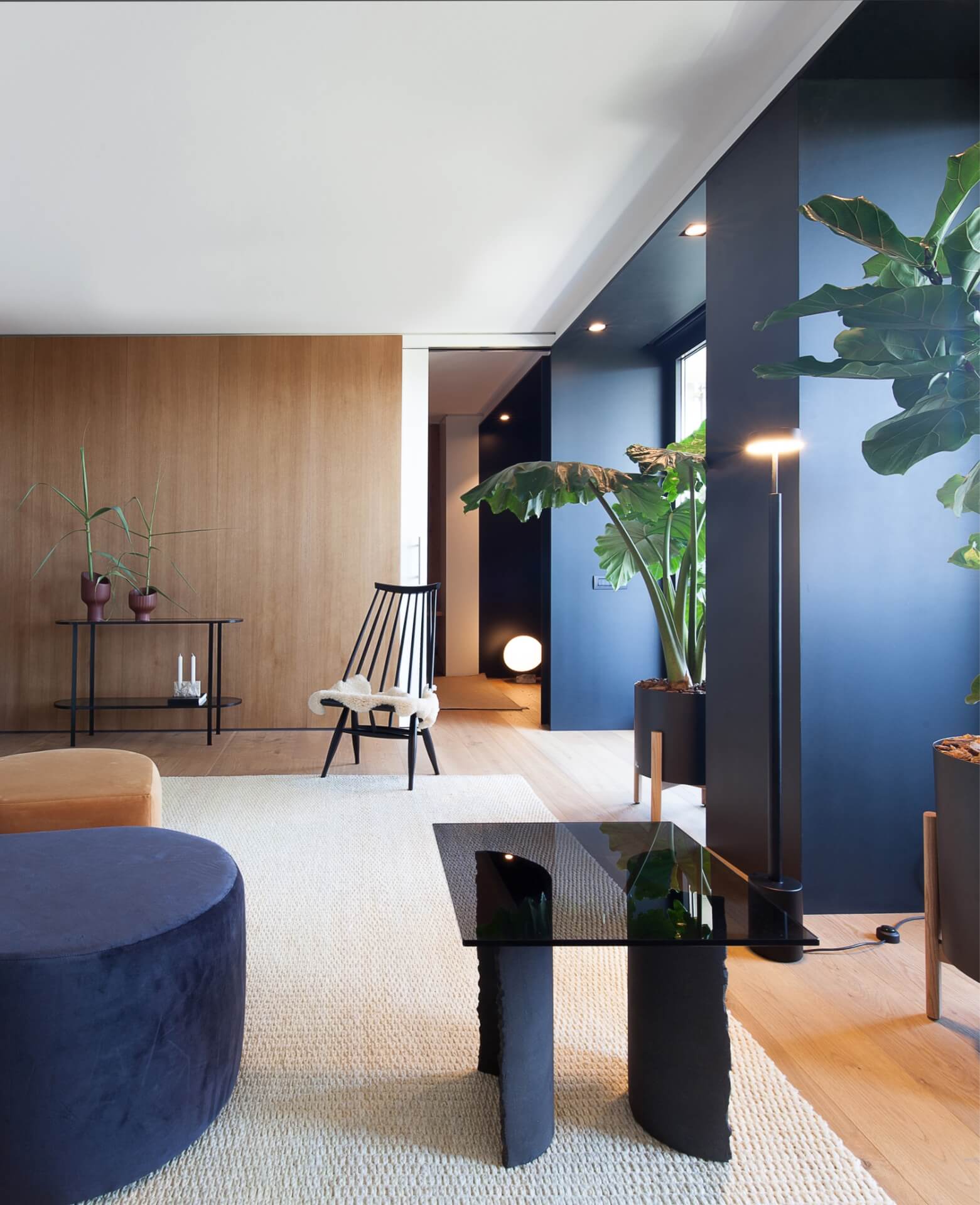 Reforma de Apartamento Moderno Llull por YLAB Arquitectos - Sala Integrada, parede azul e painel de madeira